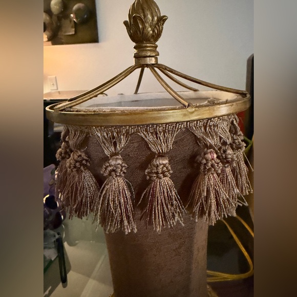Vintage-Inspired Ornate Metal Table Lamp with Tasseled Lampshade Rare!! - Picture 7 of 7
